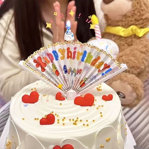 Nến bất ngờ xòe quạt chữ HPBD
