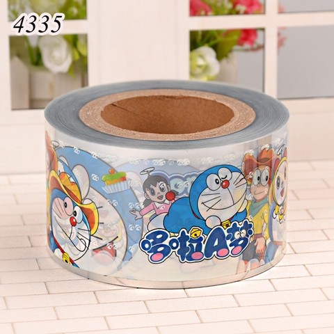 Cuộn mica bọc thành bánh Doremon