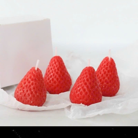 nến 4 quả dâu tây đỏ