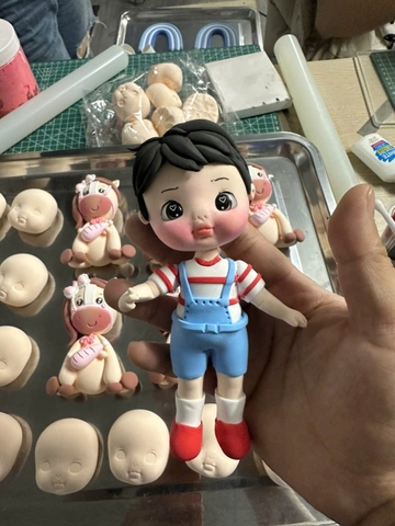 Tượng Đất Sét Bé Trai Đứng