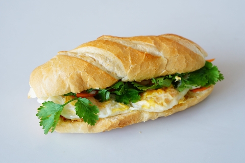 Bánh mì trứng ốp la + Pate