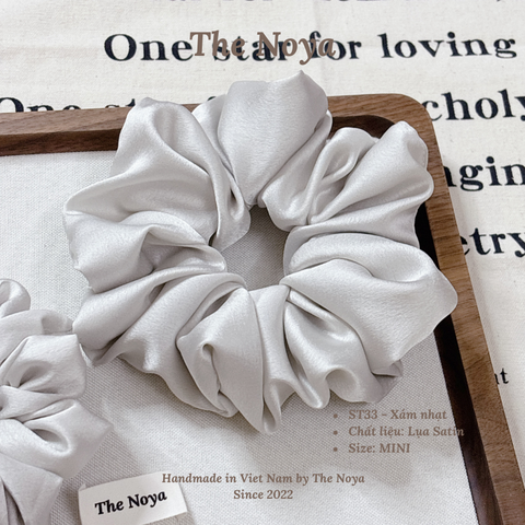 Dây buộc tóc scrunchies lụa satin Xám Nhạt phồng to phong cách dịu dàng by The Noya ST33