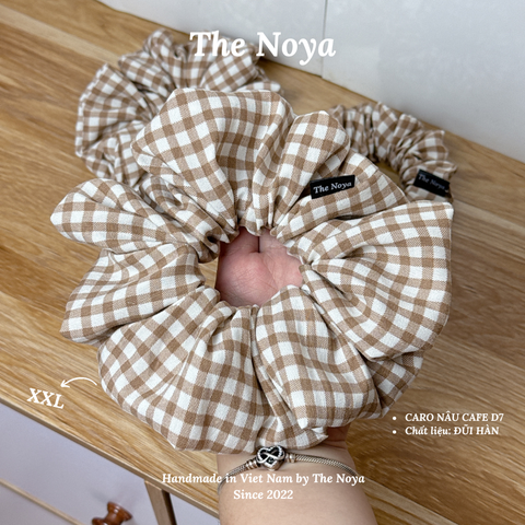 Dây buộc tóc hoạ tiết caro tông nâu chất đũi hàn Siêu phồng The Noya D7