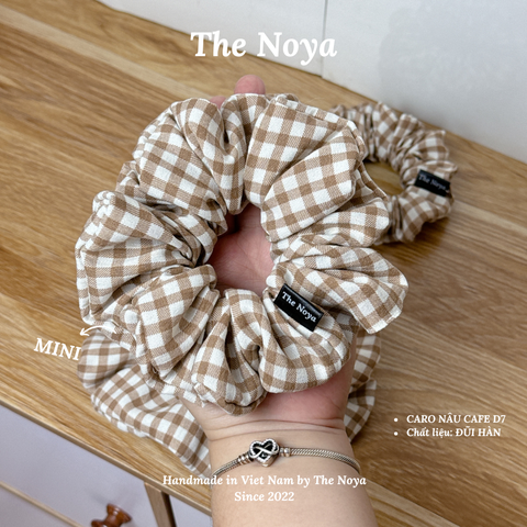Dây buộc tóc hoạ tiết caro tông nâu chất đũi hàn Siêu phồng The Noya D7