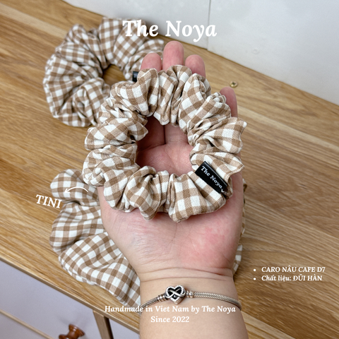 Dây buộc tóc hoạ tiết caro tông nâu chất đũi hàn Siêu phồng The Noya D7