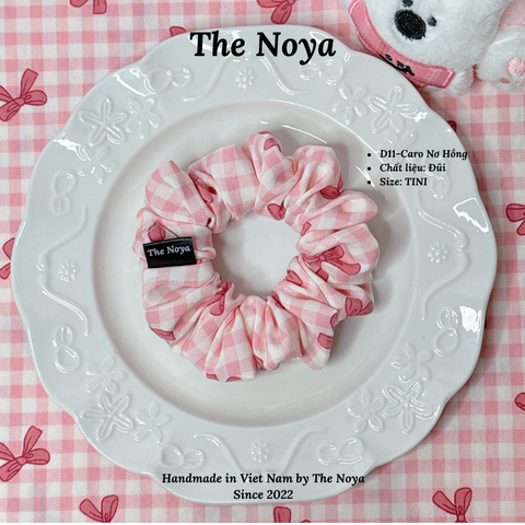 Dây buộc tóc hoạ tiết caro nơ hồng thủ công handmade chất đũi The Noya D11