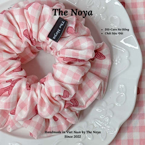 Dây buộc tóc hoạ tiết caro nơ hồng thủ công handmade chất đũi The Noya D11
