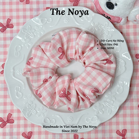 Dây buộc tóc hoạ tiết caro nơ hồng thủ công handmade chất đũi The Noya D11