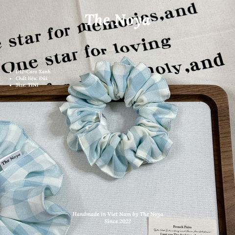 Dây buộc tóc hoạ tiết caro xanh thủ công handmade chất đũi mí viền The Noya D12