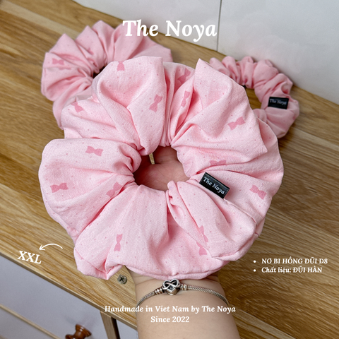 Dây buộc tóc hoạ tiết nơ bi hồng thủ công handmade chất đũi The Noya D8