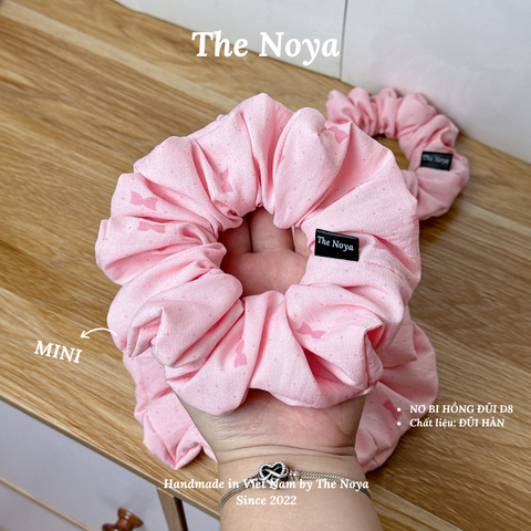 Dây buộc tóc hoạ tiết nơ bi hồng thủ công handmade chất đũi The Noya D8