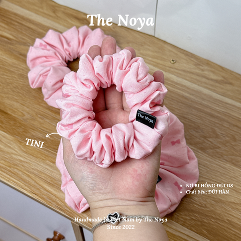 Dây buộc tóc hoạ tiết nơ bi hồng thủ công handmade chất đũi The Noya D8