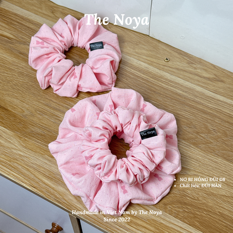 Dây buộc tóc hoạ tiết nơ bi hồng thủ công handmade chất đũi The Noya D8