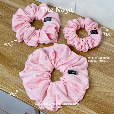 Dây buộc tóc hoạ tiết nơ bi hồng thủ công handmade chất đũi The Noya D8