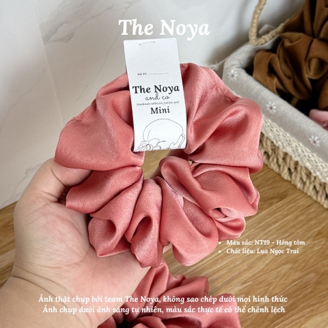 Dây buộc tóc Scrunchies lụa màu Hồng Tôm cỡ lớn bồng bềnh handmade The Noya NT19