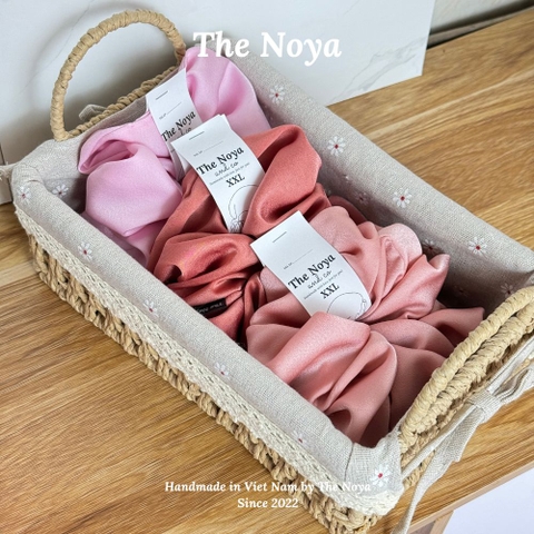 Dây buộc tóc Scrunchies lụa màu Hồng Phấn Nhạt cỡ lớn bồng bềnh handmade The Noya NT21
