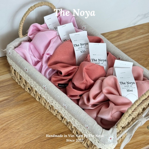 Dây buộc tóc Scrunchies lụa màu Hồng Baby cỡ lớn bồng bềnh handmade The Noya NT20