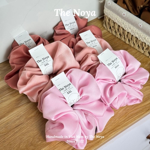 Dây buộc tóc Scrunchies lụa màu Hồng Phấn Nhạt cỡ lớn bồng bềnh handmade The Noya NT21