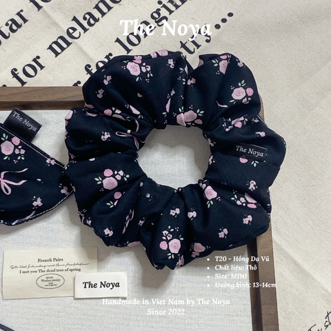 Hồng Dạ Vũ - Dây buộc tóc handmade hoạ tiết lạ by The Noya T20