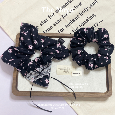 Hồng Dạ Vũ - Dây buộc tóc handmade hoạ tiết lạ by The Noya T20