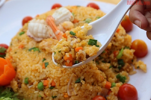 Cách làm cơm chiên sa tế đơn giản ngon lạ miệng