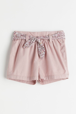 Quần shorts hồng nhạt / hoa nhí