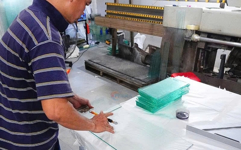 Dịch vụ cắt kiếng và dán hồ cá cảnh theo yêu cầu