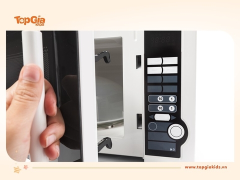 Có nên tiệt trùng bình sữa bằng lò vi sóng hay không?