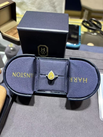 Nhẫn Kim Cương Vàng 1.002 Carat