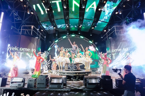 Tổ chức sự kiện trên du thuyền Dolphin: Dome Stage, Gala Dinner và Charter Đoàn
