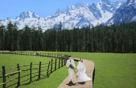 Khám phá Vân Tam Bình Lệ Giang – Đồng cỏ mây dưới núi Ngọc Long