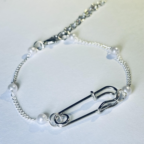 Vòng Tay Safety Pin Xinh Iu Mạ Bạc S925 Bền Màu - Vòng tay ghim băng