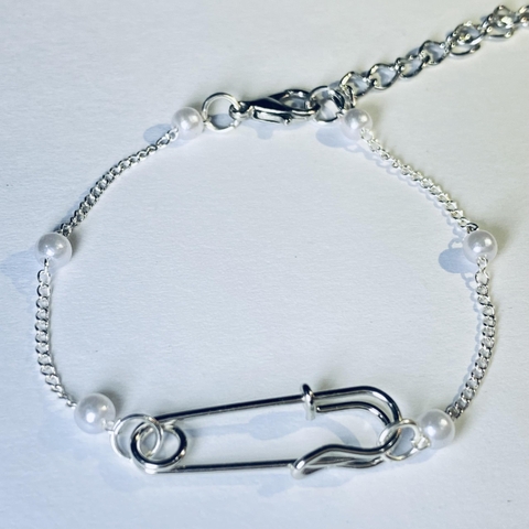 Vòng Tay Safety Pin Xinh Iu Mạ Bạc S925 Bền Màu - Vòng tay ghim băng