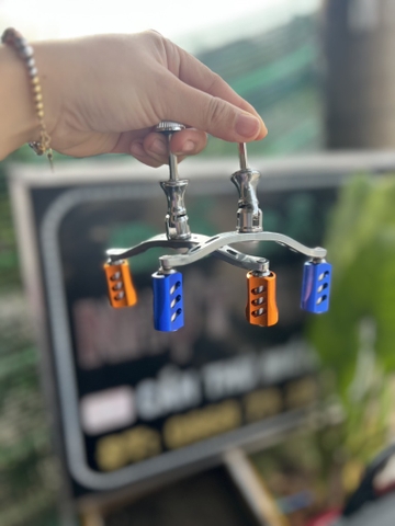 Tay quay đôi kim loại