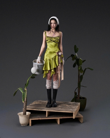 Đầm ngắn hai dây lụa Triều Dương phối bèo vạt xéo xanh lá mạ - Fern Dress