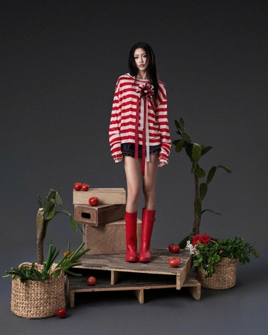 Áo tay dài kẻ sọc đỏ form rộng lệch vai - Red Suntam Top