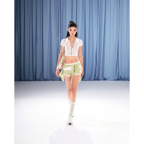 Áo thun trắng tay ngắn ôm nút hoa xanh - Seal Avocado Top