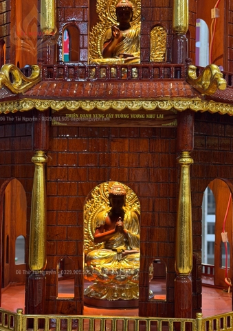 Tháp Dược Sư để tượng gỗ trong tháp