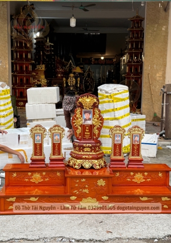 Nhị Cấp trên ban thờ