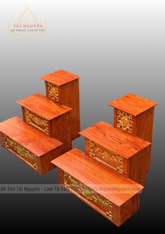Tam cấp đặt Rượu đặt trên ban thờ