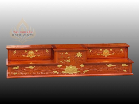 Nhị Cấp trên ban thờ