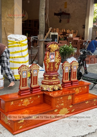 Nhị Cấp trên ban thờ
