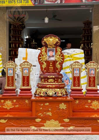 Nhị Cấp trên ban thờ