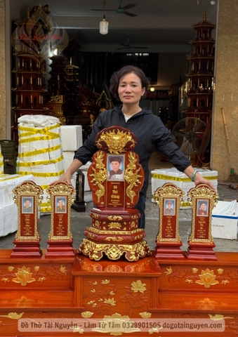 Nhị Cấp trên ban thờ