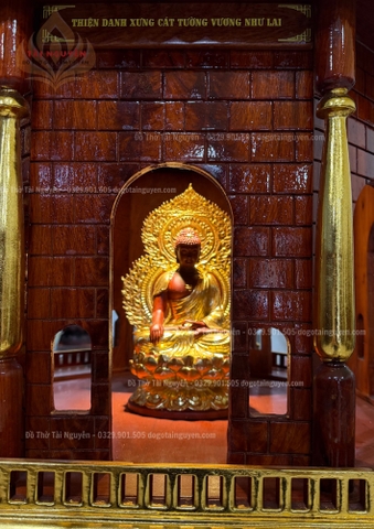 Tháp Dược Sư để tượng gỗ trong tháp