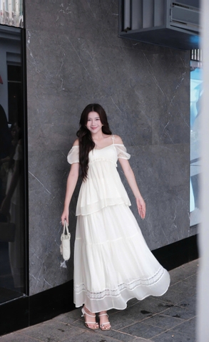 ADELINE HOUSE- Đầm Maxi Voan Màu Be Trễ Vai 2 Dây – Váy Dài Tầng Bồng Bềnh Nữ Tính Phong Cách Vintage Đi Biển, Du Lịch- TK79.3