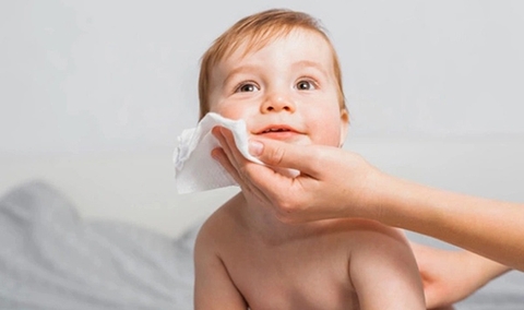 Khăn vải khô và khăn giấy khác gì? Hướng dẫn mẹ chọn đúng loại cho bé
