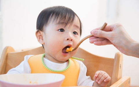 Trẻ biếng ăn mùa hè: Nguyên nhân và cách khắc phục