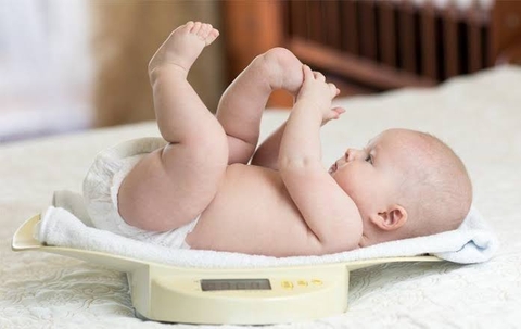 Trẻ chậm tăng cân nên uống sữa gì? Nguyên nhân và giải pháp