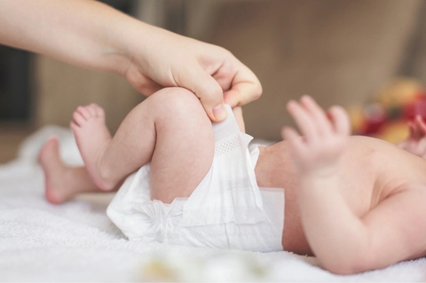 Bỉm ngày và bỉm đêm khác gì nhau? Cách phân biệt và chọn bỉm chuẩn cho bé